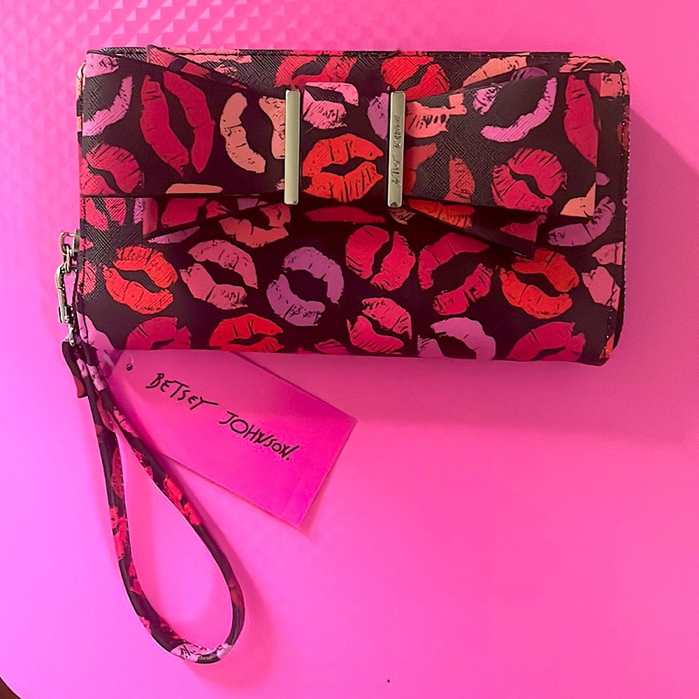 Betsey Johnson 💖🖤 Zip Around Wristlet Wallet w/ Bow 🎀 Lips Print 💋 NWT 🏷️